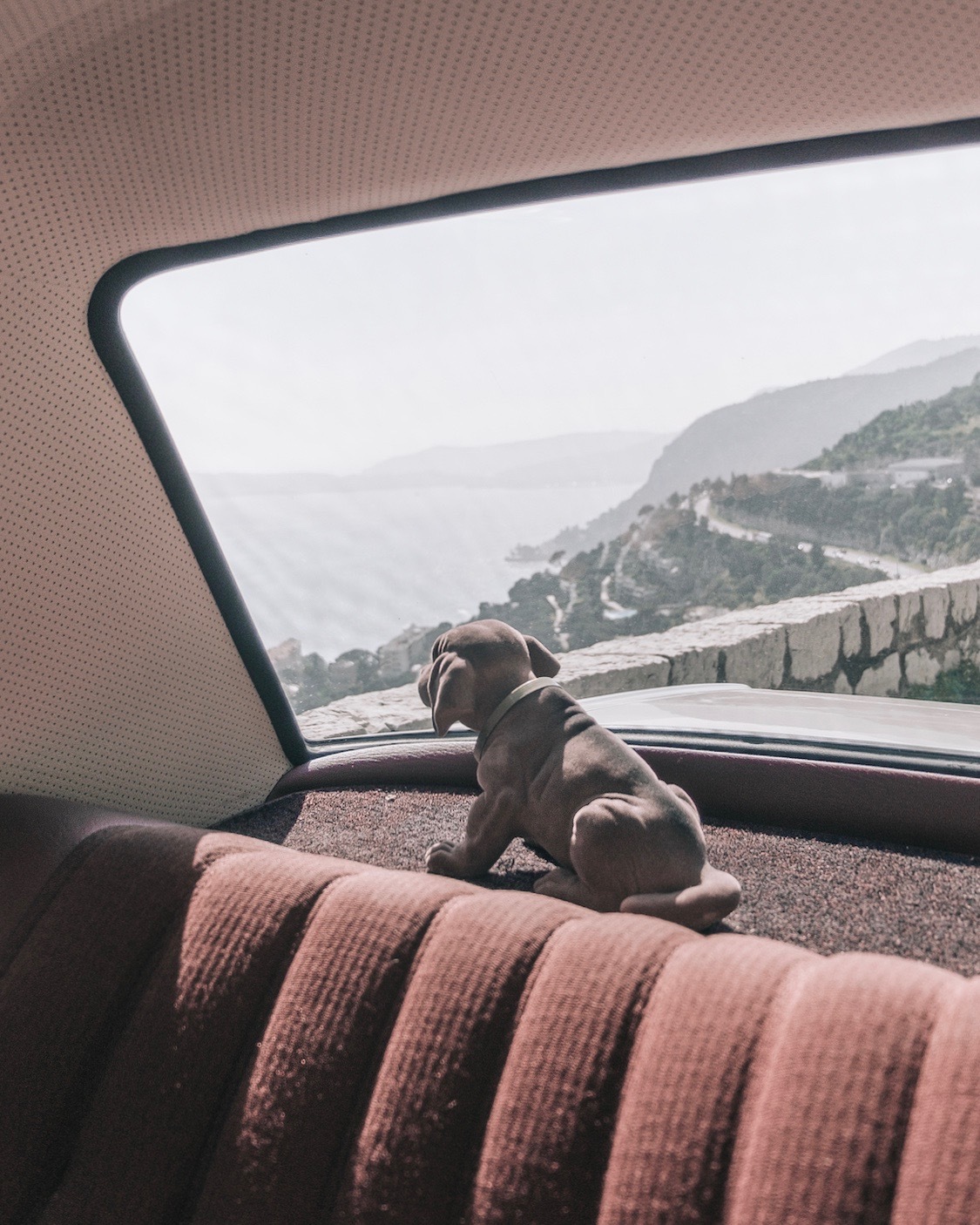 Die Rückbank eines Oldtimers. Auf der Kofferraumabdeckung steht ein Wackeldackel B66041451. Das Bild verlinkt auf die Kategorie: Classic Collection. Die Rückbank eines Oldtimers. Auf der Kofferraumabdeckung steht ein Wackeldackel B66041451. Das Bild verlinkt auf die Kategorie: Classic Collection2